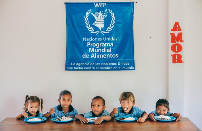 国連WFPの食料支援を受ける子供たち